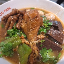 ก๋วยเตี๋ยวเรือไก่ตุ๋น+ตีนไก่