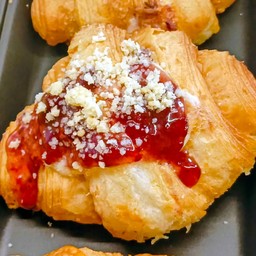 strawberry cheese croissant