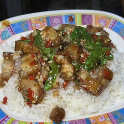 กระเพราหมูกรอบราดข้าว