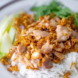 ข้าวหมูชิ้นกระเทียม