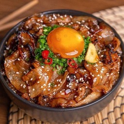 ข้าวหน้าหมูสามชั้นผัดซอสเกาหลี + ไข่ดอง