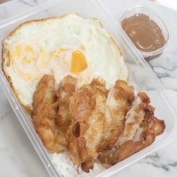 ข้าวสะโพกไก่ทอด ไข่ดาวคู่ ซอสน้ำปลา
