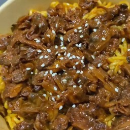 มาม่าคลุกซอสเกาหลีราดผัดหอยลายกระป๋อง