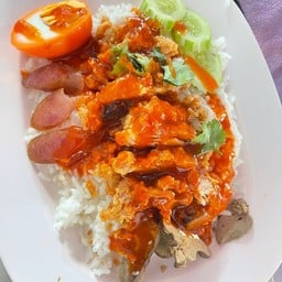 ข้าวไก่ทอดราดซอสเนื้อแดง