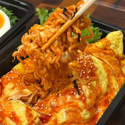 มาม่าผัดซอสเกาหลีห่อไข่