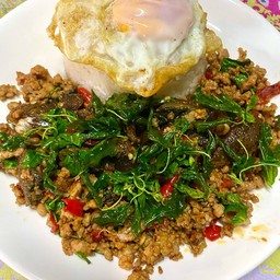 กระเพราไข่เยี่ยวม้า