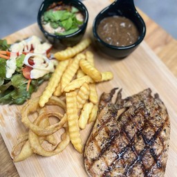 สเต็กอกไก่พริกไทย(พร้อมเฟรนฟรายและสลัด)