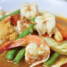 แกงส้มกุ้งผักรวม (ผักกาดขาว ถั่วฝักยาว แครอท) กับข้าว