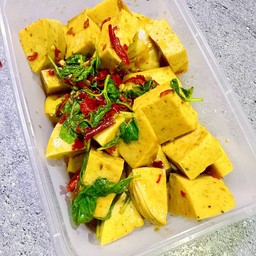 กะเพราหมูยอ กับข้าว