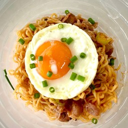 หมี่โกเรงแห้งหมูสไลด์