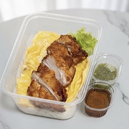 ข้าวสะโพกไก่ทอด ไข่ข้น ซอสน้ำปลา