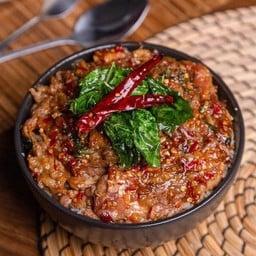 ข้าวหน้าหมูสันคอ ผัดซอสกะเพรา
