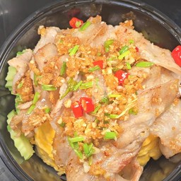 สามชั้นสไลด์คั่วพริกเกลือไข่ข้น