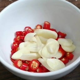 พริกแดง+กระเทียม หั่นแว่น