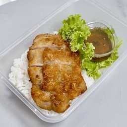 ข้าวสะโพกไก่ทอด ซอสน้ำปลา