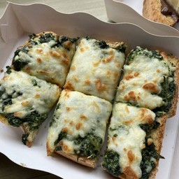 ขนมปังผักโขมอบชีส