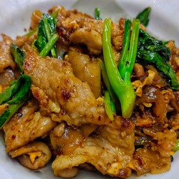 ผัดซีอิ๊วหมูเส้นใหญ่