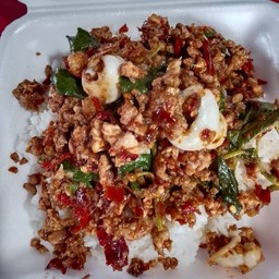 กระเพราหมูสับปลาหมึกราดข้าว