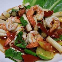 แซ่บละเบ๋อสาวญ้อสกล อาหารอร่อย ส้มตำรสเด็ด ลาบก้อยถึงเครื่อง