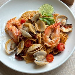 สปาเก็ตตี้กุ้งหอยตลับซอสพริกเผา