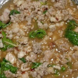 กระเพราหมูสับ