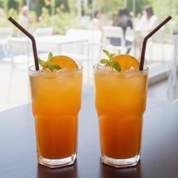 น้ำส้มแท้คั้นสด (คั้นสดใหม่ทุกแก้ว)