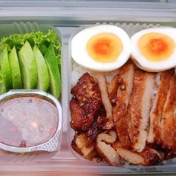 ข้าวหน้าคอหมูย่าง+ไข่ต้มยางมะตูม+น้ำจิ้มแจ่ว .. ฟรี !! น้ำดื่มขวดเล็ก !!!