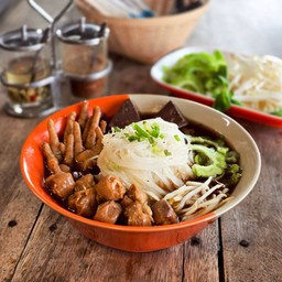 ก๋วยเตี๋ยวไก่มะระ ( ข้อ + ตีนไก่ )
