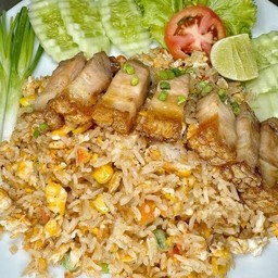 ข้าวผัดหมูกรอบ