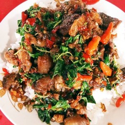 กระเพราเศษเนื้อราดข้าว