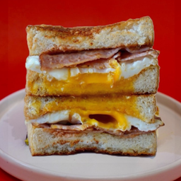 Bacon and Egg Crunch Sandwich (ครันช์ แซนวิช เบคอน และไข่)