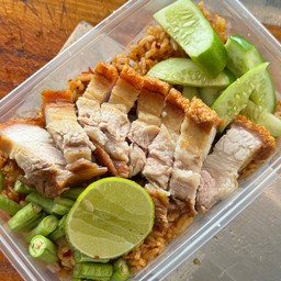 ข้าวผัดน้ำพริกตาแดงหมูกรอบ