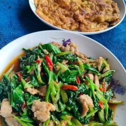 ผัดคะน้าหมูชิ้น+ไข่เจียวหมูสับ (เป็นกับข้าว
