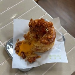 Molten Gold Pie (พายโมจิไข่เค็มลาวา)