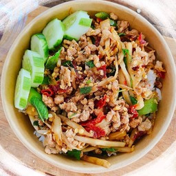 กะเพราหน่อไม้ราดข้าว