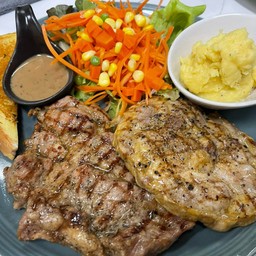 สเต็กหมูลัคกี้ + สเต็กหมูพริกไทยดำ/มันบด