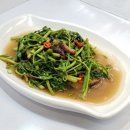 ผัดกระเฉดไฟแดงใส่พริก