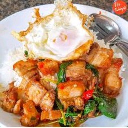 กะเพราหมูกรอบไข่ดาวราดข้าว