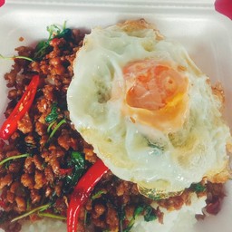 กระเพราหมูสับ ไข่ดาว ราดข้าว