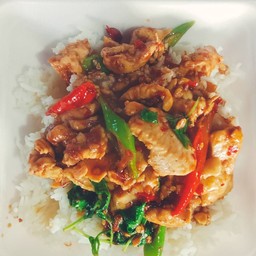 กระเพราไก่ราดข้าว