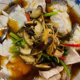 เนื้อปลาเก๋านึ่งซีอิ้ว 醬油清蒸石斑魚