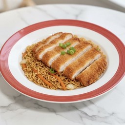 ผัดมาม่า อกไก่ทอดกรอบ