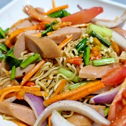 ยำมาม่าไส้กรอกไก่