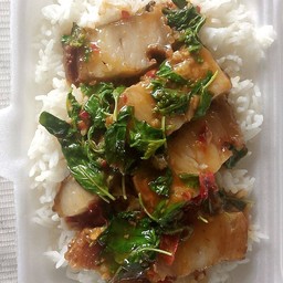 ข้าวราดผัดกระเพราหมูกรอบ