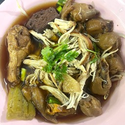 ก๋วยเตี๋ยวไก่ใส่ทุกอย่าง+น่อง