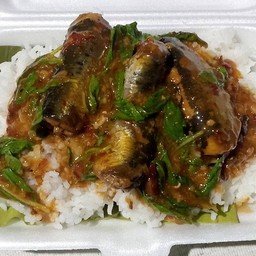 ข้าวราดผัดกระเพราปลากระป๋อง