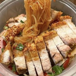 ก๋วยเตี๋ยวหมูกรอบแห้ง คลุกซอส