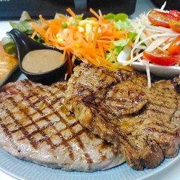 สเต็กเนื้อ 250 กรัม + สเต็กหมูลัคกี้ / ส้มตำไทย