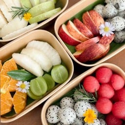 หมากไม้ (ผลไม้ปอกพร้อมทาน กล้วยปิ้ง & ข้าวปุ้นก้อย)