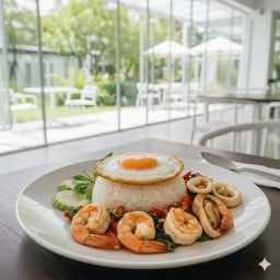 ข้าวกะเพราทะเล (ข้าวหอมมะลิ) พร้อมไข่ดาว